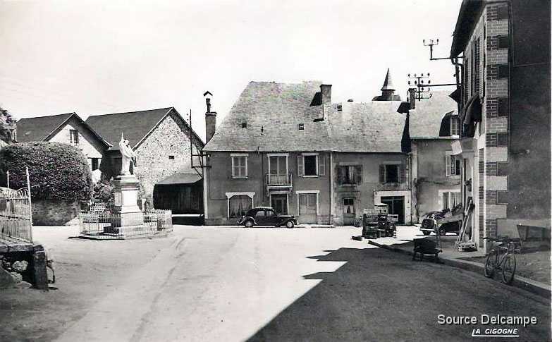 19 Chamberet La Place du Monument aux Morts.jpg